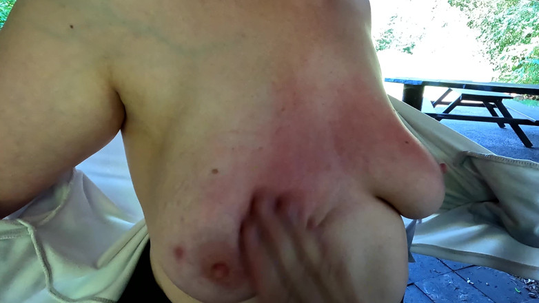 Bouncy Tits Action: Czerwone i opuchnięte cycki w Publicznym Grillu