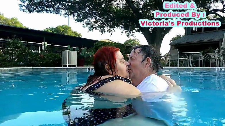BBW nurse Vicki adventures with friends: Sestřička Vicki a Handsome Harry Se Baví Líbání V Bazénu!