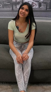 Bintang lucah latina kecil molek dimulakannya berkongkek dan menghisap di sofa casting saya