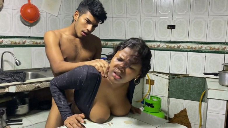 Mariaa: 義理の息子のガールフレンドのマンコを犯します