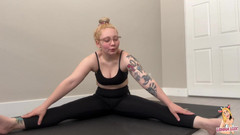 Lenna Lux: Dehnung in durchsichtigen leggings