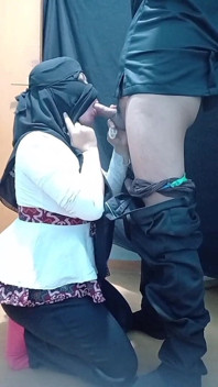 O Femeie Singură Care Poartă Hijab Într-o Pensiune Vrea Să Se Sărute Cu Un Agent De Securitate.
