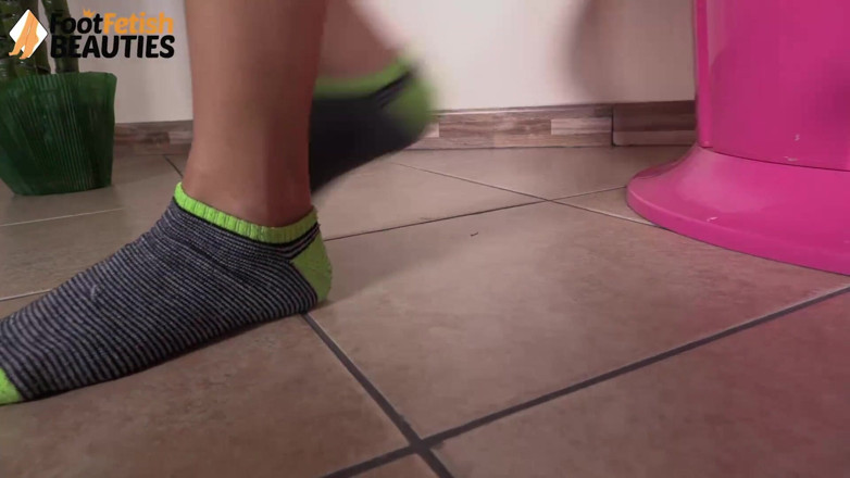 Foot Fetish HD: Elettra, piękno w swoim solo wideo pokazującym ładne, eleganckie stopy