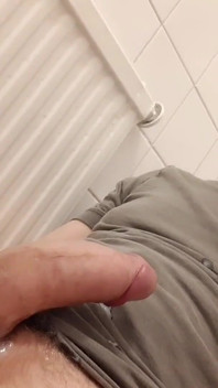 Yo, Jonasponas, bombeando otra corrida cremosa en mi camiseta con mi gruesa polla curvada