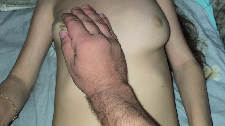 Blondasexy00: Il fratellastro mi aiuta a masturbarmi e si masturba allo...