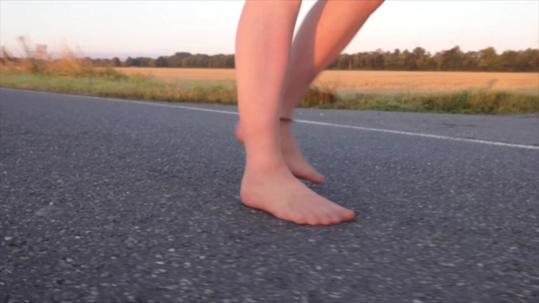 Footfetish: Jasne rajstopy i buty plażowe w kałuży