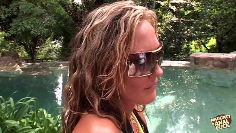 Naughty anal fuck: エッチなブロンドと彼女のブルネットモデルの友人が湯気の立つアナル3Pでチンポを共有する