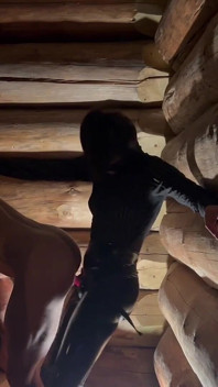 Dunkles pegging auf der treppe mit einem rosa dildo