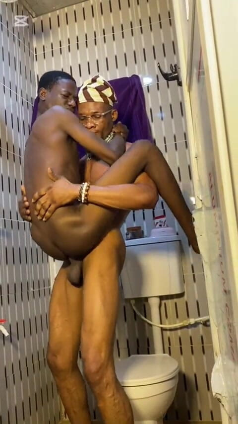 Thelittle_brown: Papa viens me rejoindre dans le bain