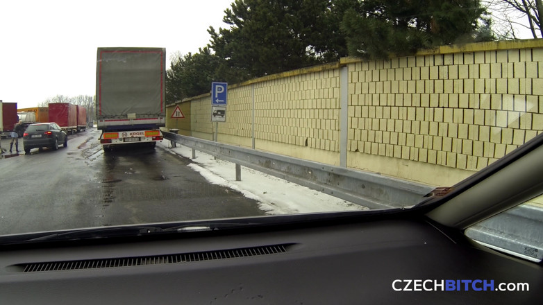 Czech Bitch: Si jalang Czech 3: konsensual dubur tanpa konsensual di tempat letak...