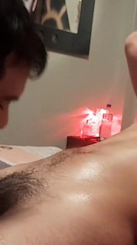 Gut bestückt, schlank, hetero-typ bekommt kopf