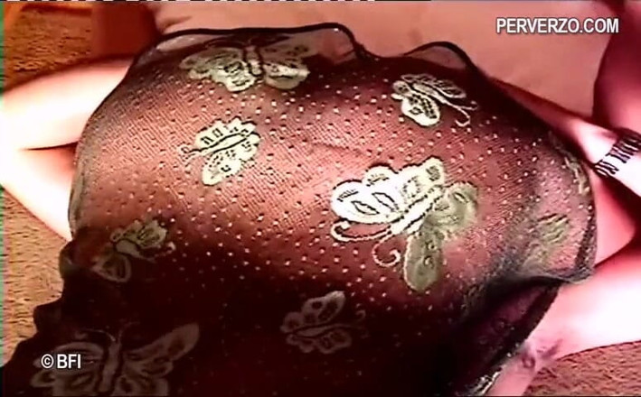 Fetish Tv: セクシーな女の子たちが男性の顔に座るシーン2