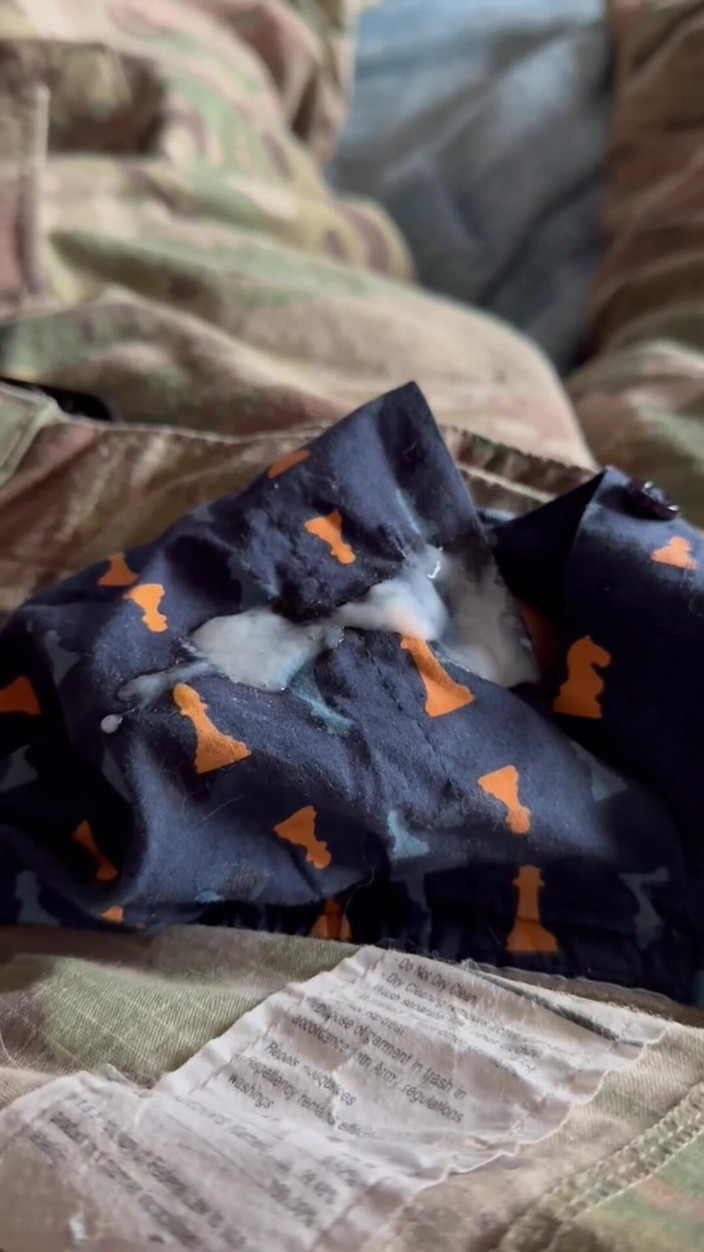 Gay Soldier Stuff: Armádní specialista honí tlustou krémovou nálož po týdnu v poli...