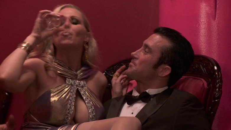 Hot Sex Party: Orgie relace s některými muži šukají skupinu sexy dam