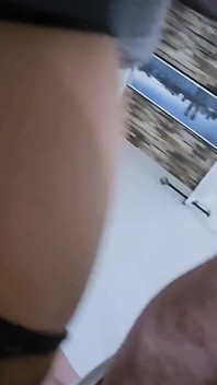 セクシーな熟女が彼女の尻を犯され、彼女の革のスカートに射精します