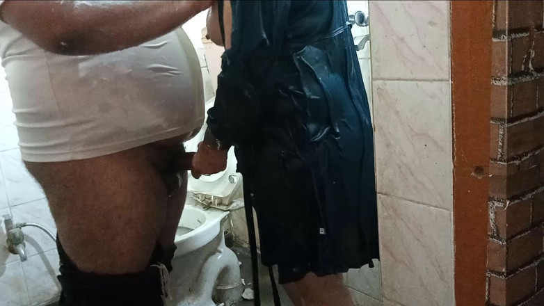 aliabegum: Desi -parets badrumsexvideo medan du badar tillsammans