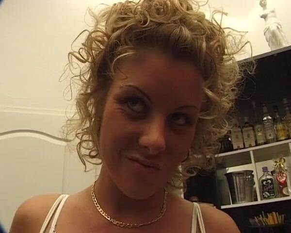 YOUR FIRST PORN: Seksi Sarışın Chantal Orgazmları Seviyor