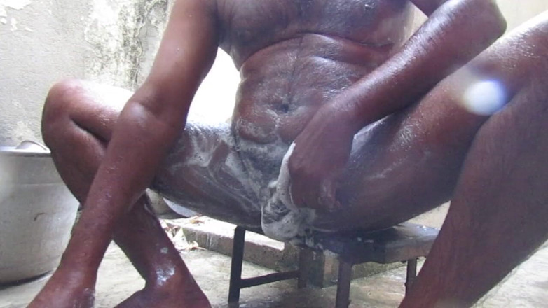 Tamil x cock: Người đàn ông già nóng bỏng tắm và t diệt lông cu