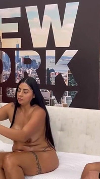 Naolejovaná trojka se dvěma nadrženými děvkami se vymkne kontrole a nakonec spolu šukáme v obýváku