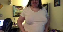 Moobdood: Försöker på en mycket tight skjorta