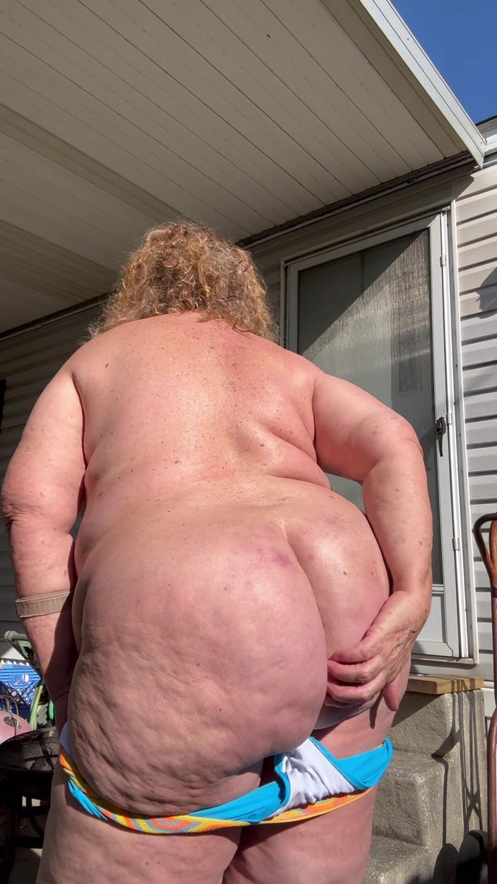 Big Ass 4 U: Açık havada striptiz