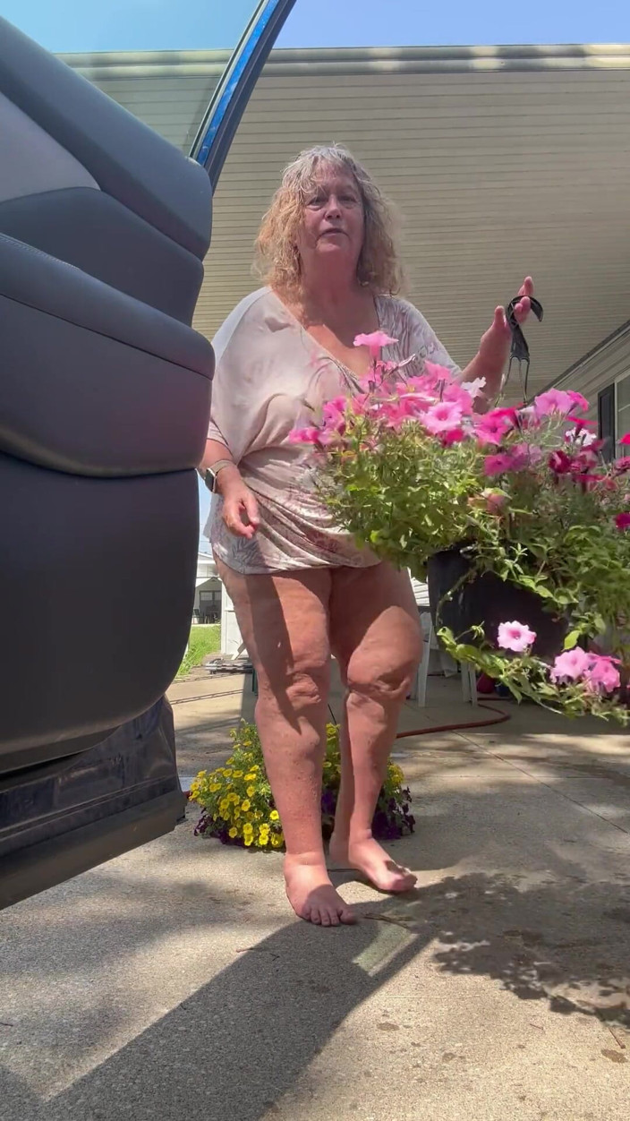 Big Ass 4 U: Regando flores mostrando tetas y culo