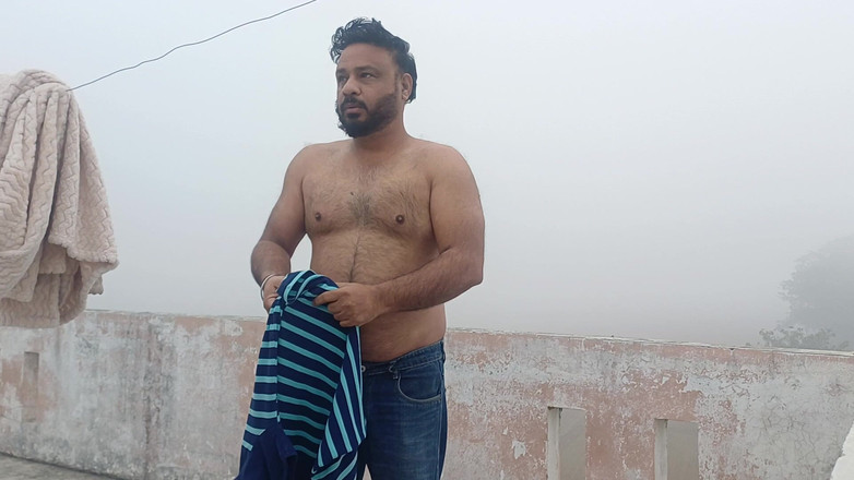 Austin Rose: Indický Táta Se Svléká V Mrazivé Zimní Mlze