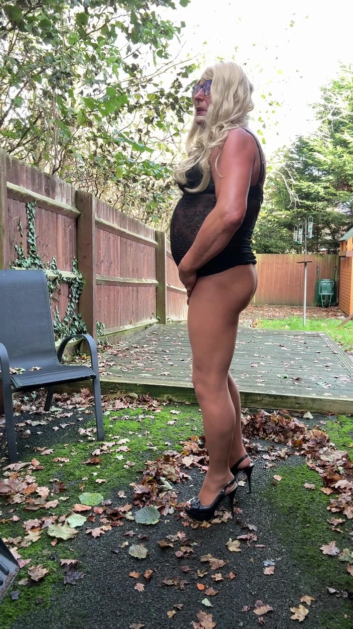 Kellycd2022: Crossdresser seksi Kellycd2022 dalam pakaian lace hitam dan pantyhose lancar