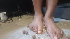 Simp to my ebony feet: Malteasers aplastantes