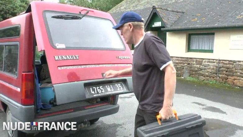 La France a Poil: Drobna brunetka zostaje przybita przez starca