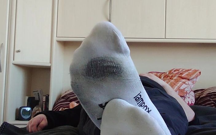 Carmen_Nylonjunge: Kaus kaki sepatu putihku