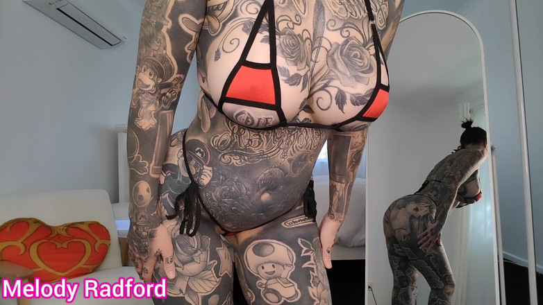 Melody Radford: Prova con un micro bikini transesso
