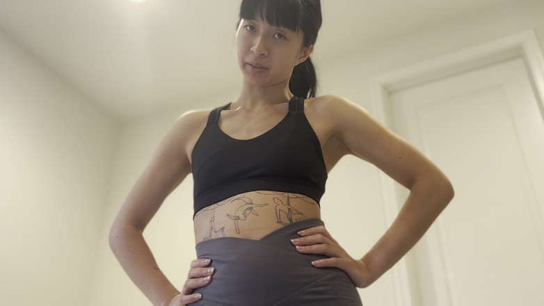 Felicity Azura: Shorts cinza na asiática gostosa