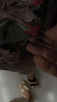Caliente MILF Extraño Agarra Y Frota Mi Polla Dura a Través De Pantalones Cortos En Tren Lleno De Gente