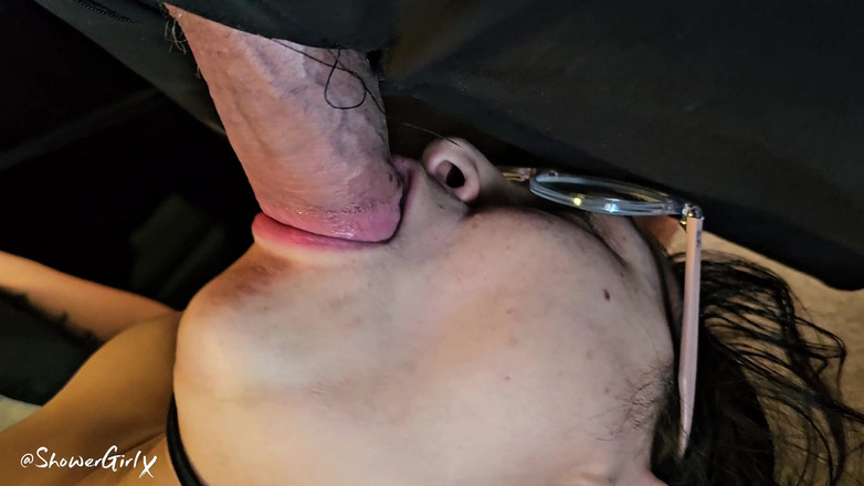 NFN Video: かわいい女の子が一日中チンポをしゃぶっている