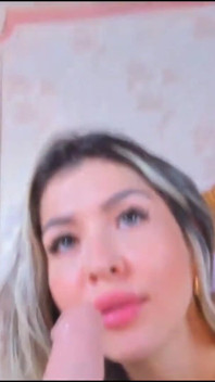 Sarışın bebek yapay penise biniyor ve derine kaydırıyor