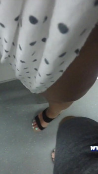Fantezie nebună! Mângâiere în tren | Un străin ridică fustă și Atinge-mi pizda în metrou și Îmi place!