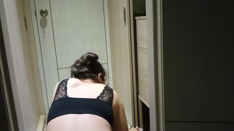 Porntner: Pembantu rumah adakah pembersihan dalam thong? Jelas bahawa dia menggoda...