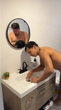 Intensivt sex i duschen