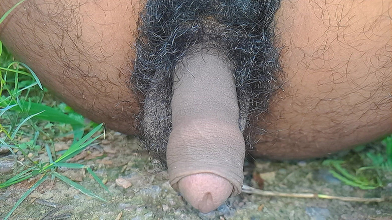 Desi_Porn_India: 솔로 정글에서 오줌 싸는 인도 핫한 게이.