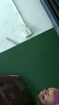 Sex în trei pe canapea de piele - Trei iubite în ciorapi fac pe rând sunt linse