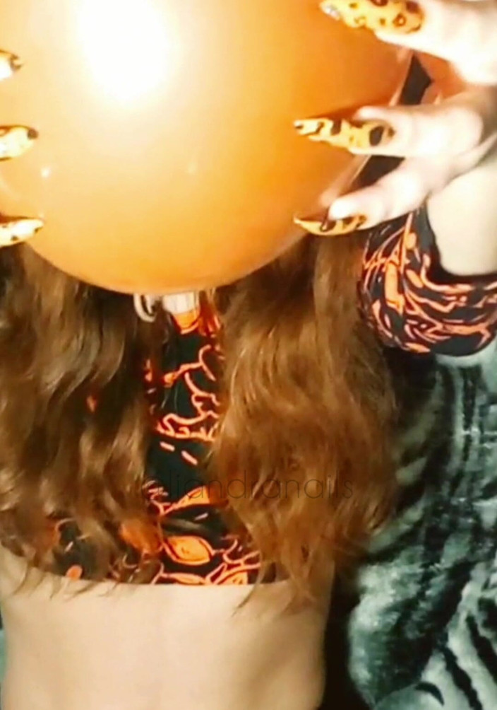 Goddess Li: Le unghie feline si divertono con i palloncini