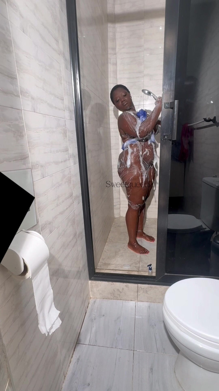 Sweetqueen2: Sveltina prima di Uscire dalla doccia.