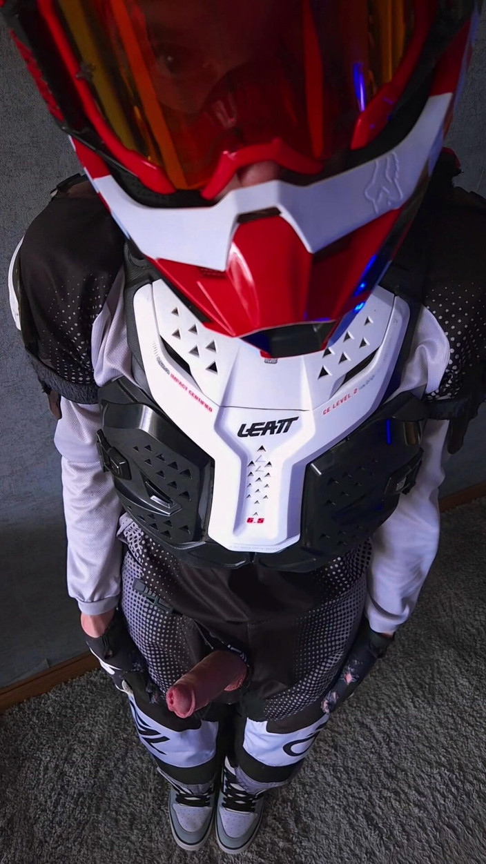 Sneakersmax98: Pancutan mani pada helmet semasa tiada siapa yang kelihatan.