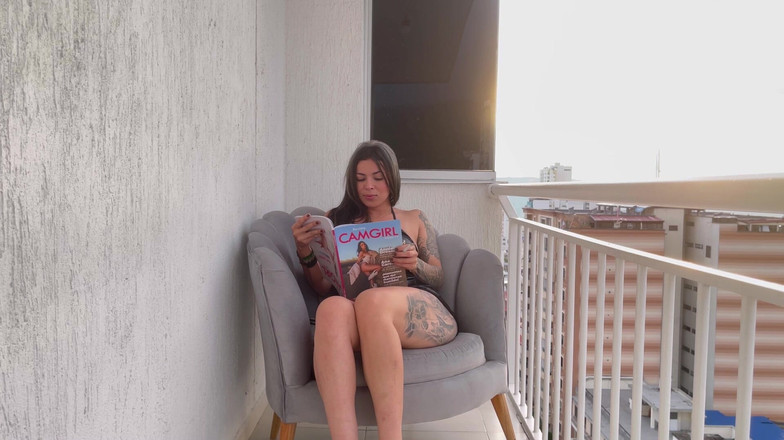 SoyMarce: Anitta miller lagi asik masturbasi sambil merokok di balkon