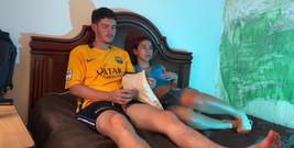 bitchsultry: Aku lagi asik nyepong kontol adik tiriku di TV