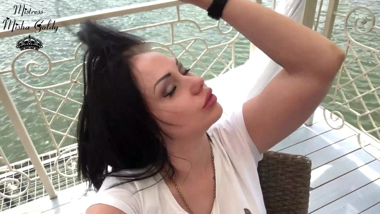 Goddess Misha Goldy: Jilat bibir besar seksi &amp; bau di danau