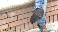 Foot Fetish HD: Ambra, sexy hnědovlasá holka si hraje s nohama venku