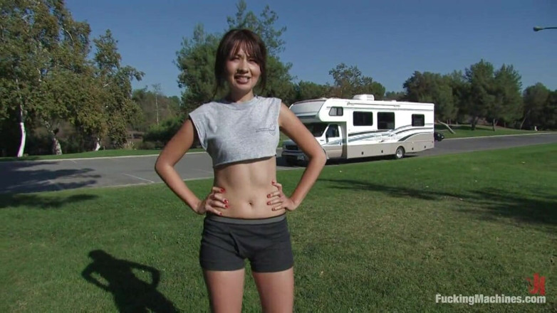 Fucking Machines by Kink: Amatuer hottie，Coco Velvet，是房车旅行中的第一站