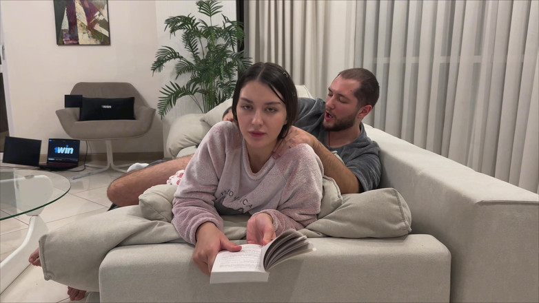 Sugary Kitty: 後ろから忙しい義理の妹にチンコを入れたけど、間に合わず膣に射精してしまった